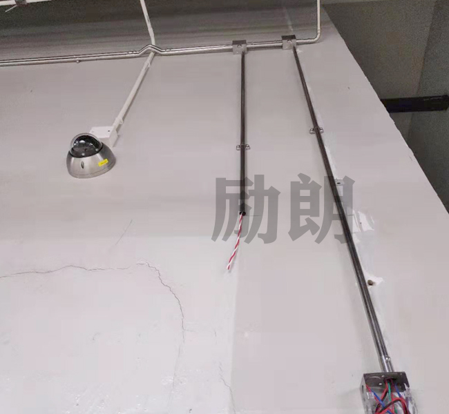 隨著建筑的用電量增加，當(dāng)中的電線負(fù)荷也出現(xiàn)了一定的負(fù)荷，出現(xiàn)線路短路問(wèn)題，這樣容易引起房屋安全用電隱患，為了防止這些短路引發(fā)火災(zāi)，必須用到線管保護(hù)電線，在這，不銹鋼線管廠家建議使用電氣不銹鋼穿線管。